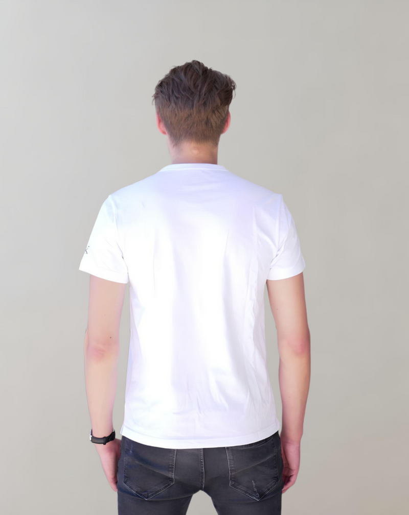 Weißes T-Shirt mit KASE-Aufdruck auf der Vorderseite